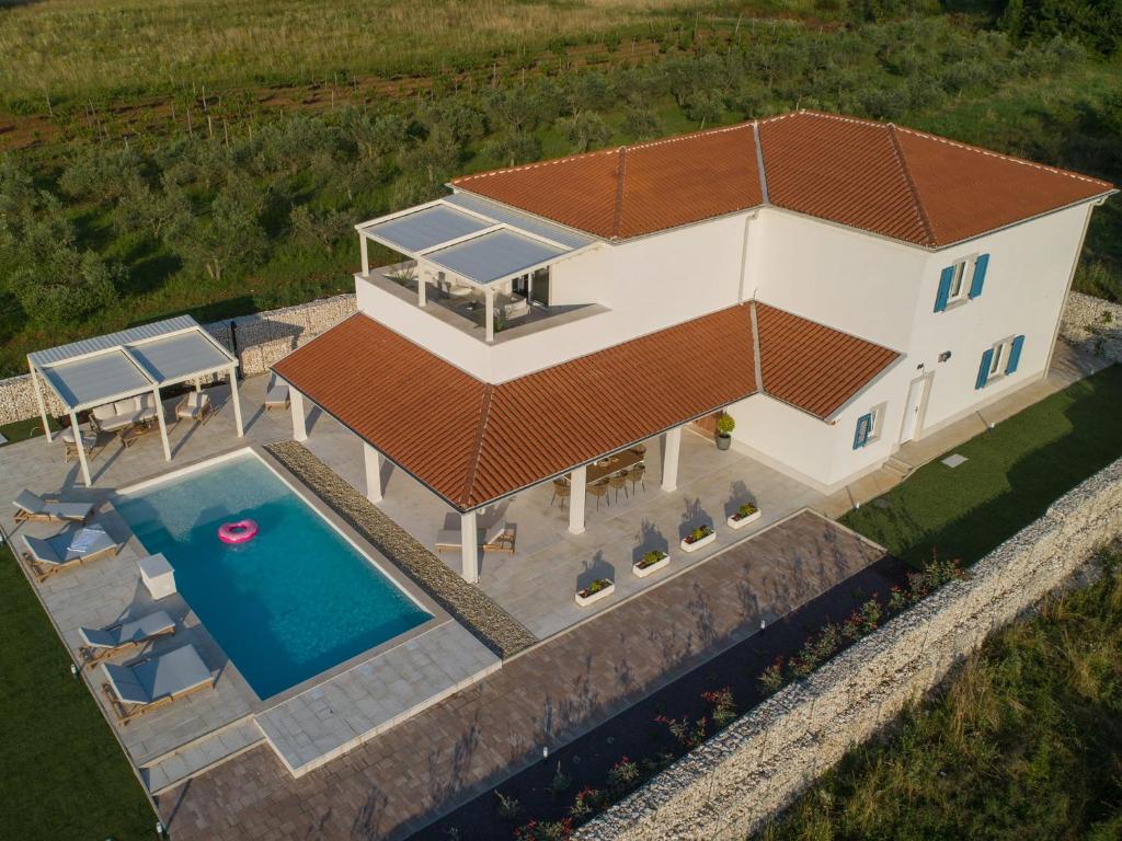 une vue aérienne d'une maison avec piscine dans l'établissement Villa Corsa - luxury villa in Istria, à Barban
