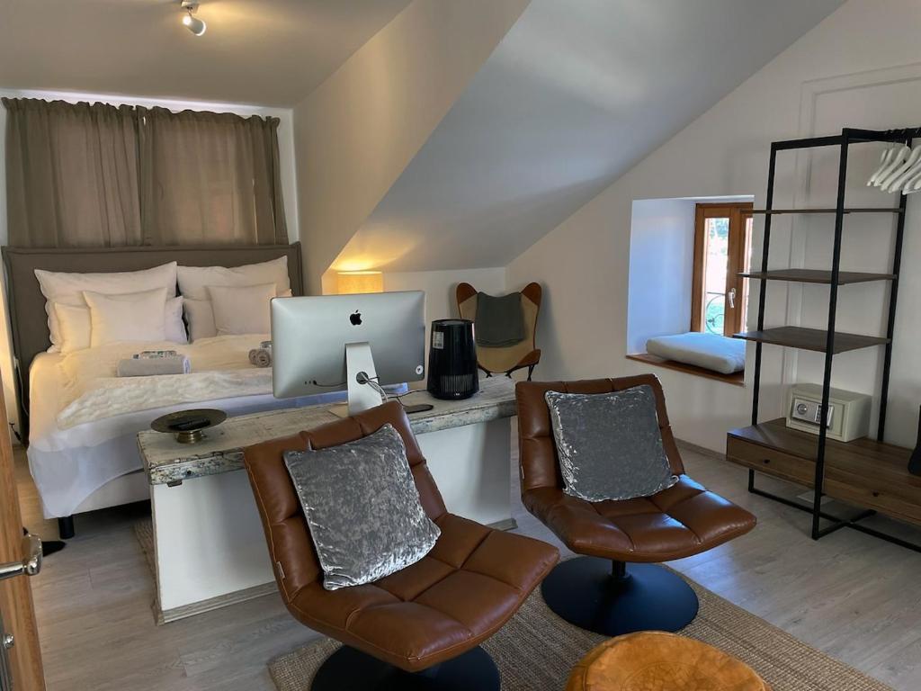 Giường trong phòng chung tại KLARA Studio Apartment, old town house, SEA VIEW
