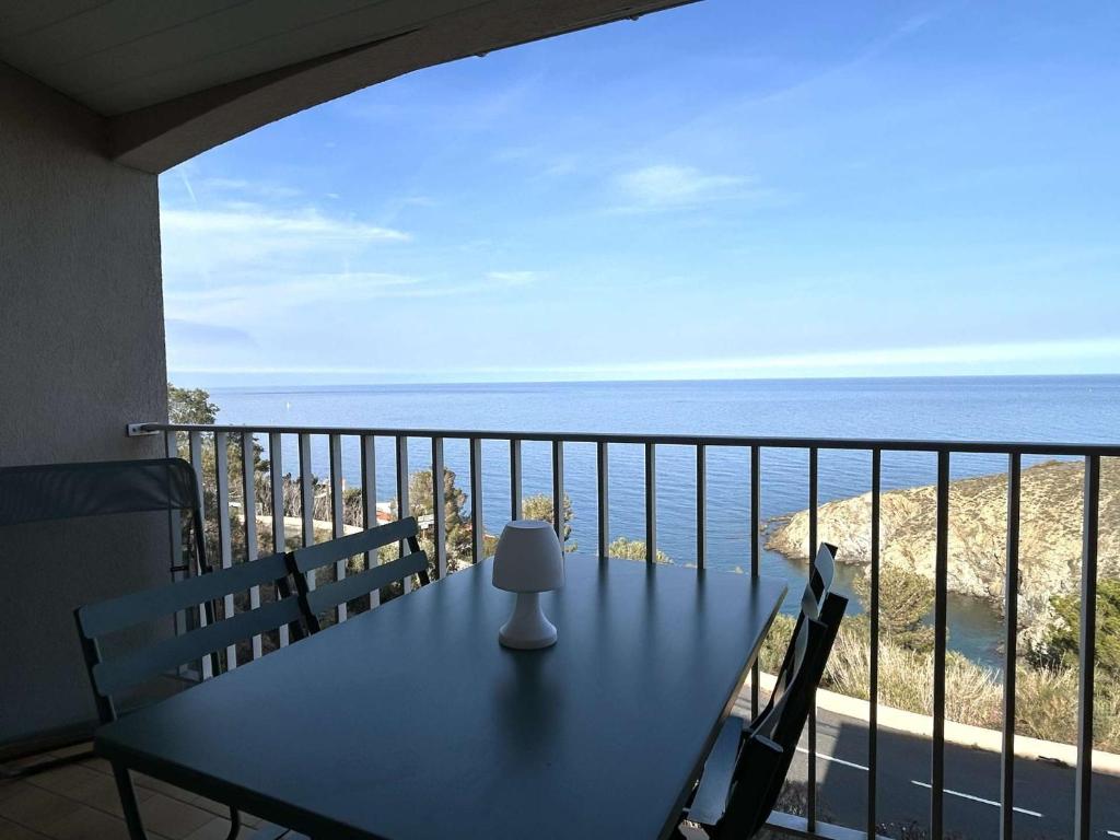 - une table sur un balcon avec vue sur l'océan dans l'établissement Appart 2 pièces 4 couchages BANYULS SUR MER BN120-4206, à Banyuls-sur-Mer