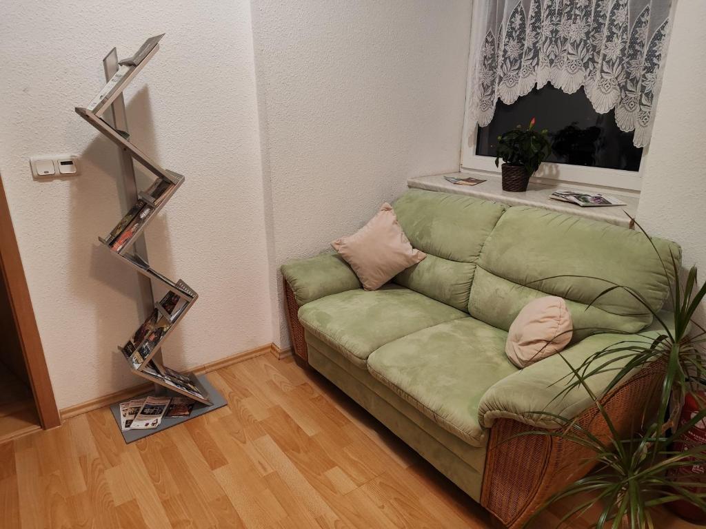 Ein Sitzbereich in der Unterkunft Ferienwohnungen An der Fichtelbergbahn