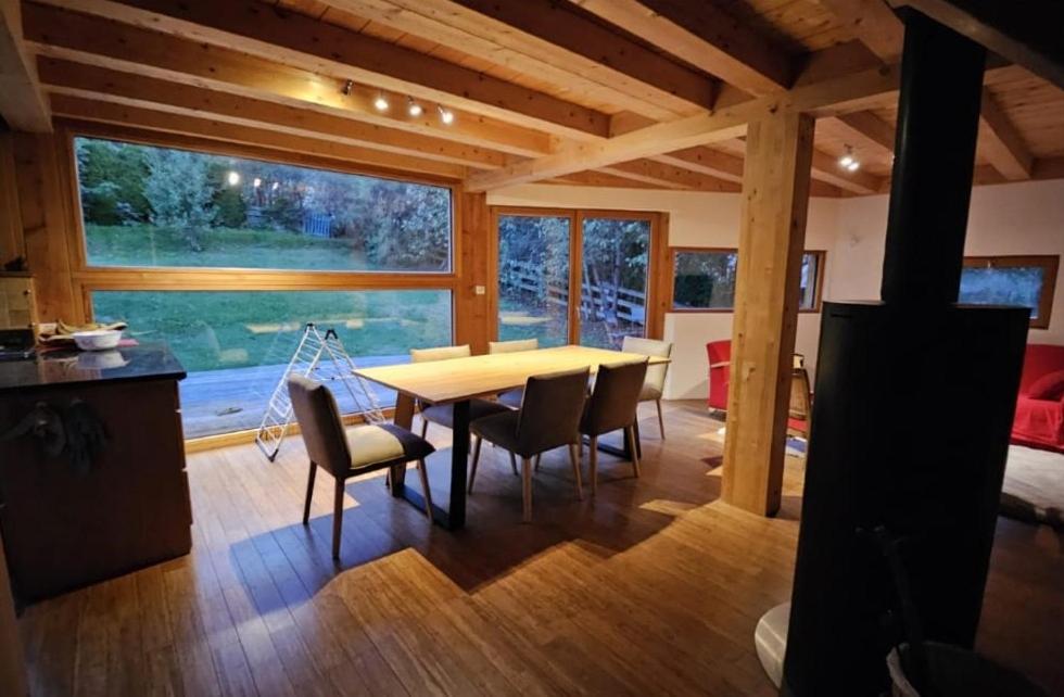 une cuisine et une salle à manger avec une table et des chaises dans l'établissement Appartement Chalet - intégralité du logement 6 pers max, à Briançon