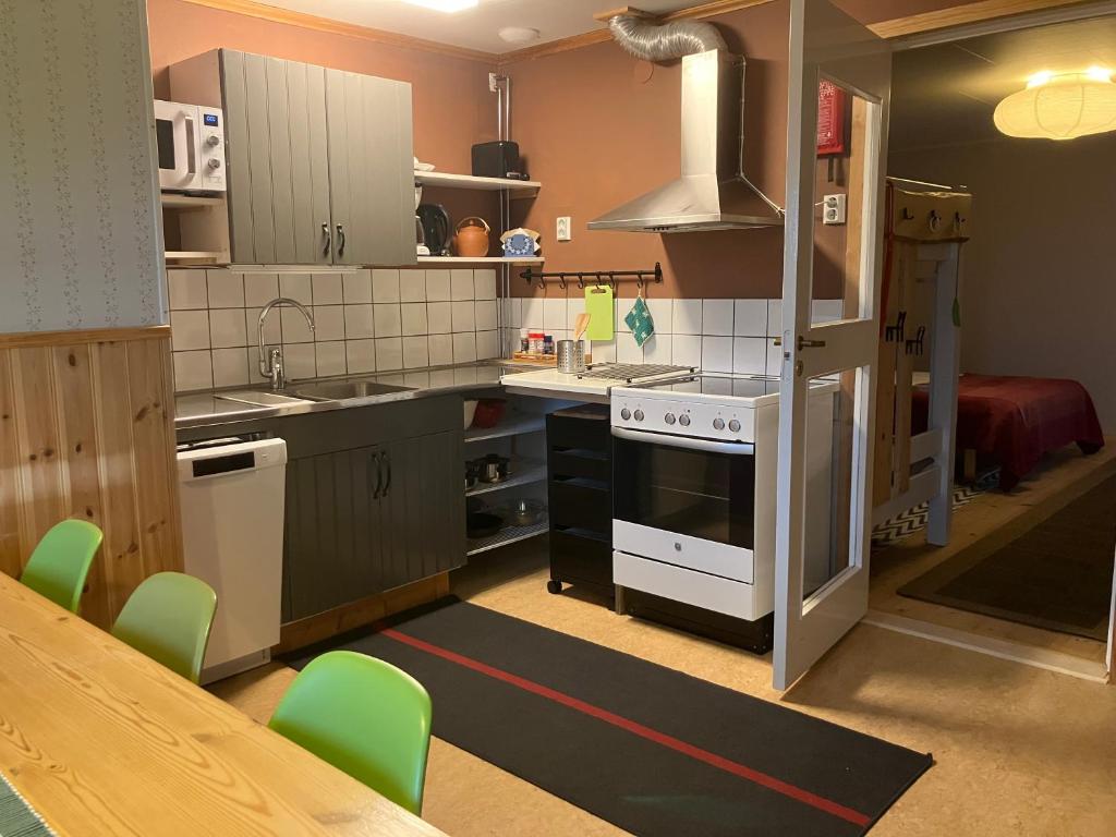Kuchyň nebo kuchyňský kout v ubytování STF Lugnåsberget Ekohotell