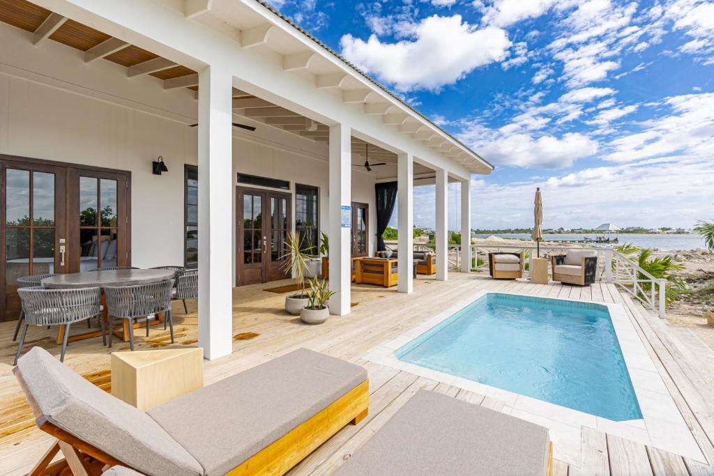 ein Haus mit Swimmingpool und Terrasse in der Unterkunft Vista de Azul and The Pool Club at Mahogany Bay in San Pedro