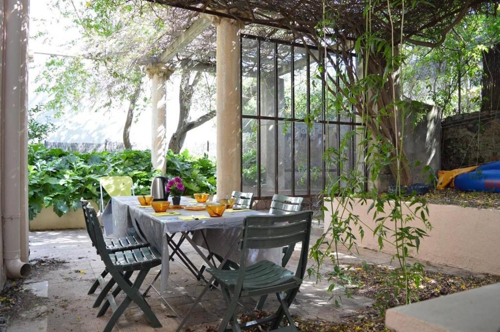 une table et des chaises assises sous une pergola dans l'établissement Appart 4 pièces 5 couchages BANYULS SUR MER BN250-001, à Banyuls-sur-Mer