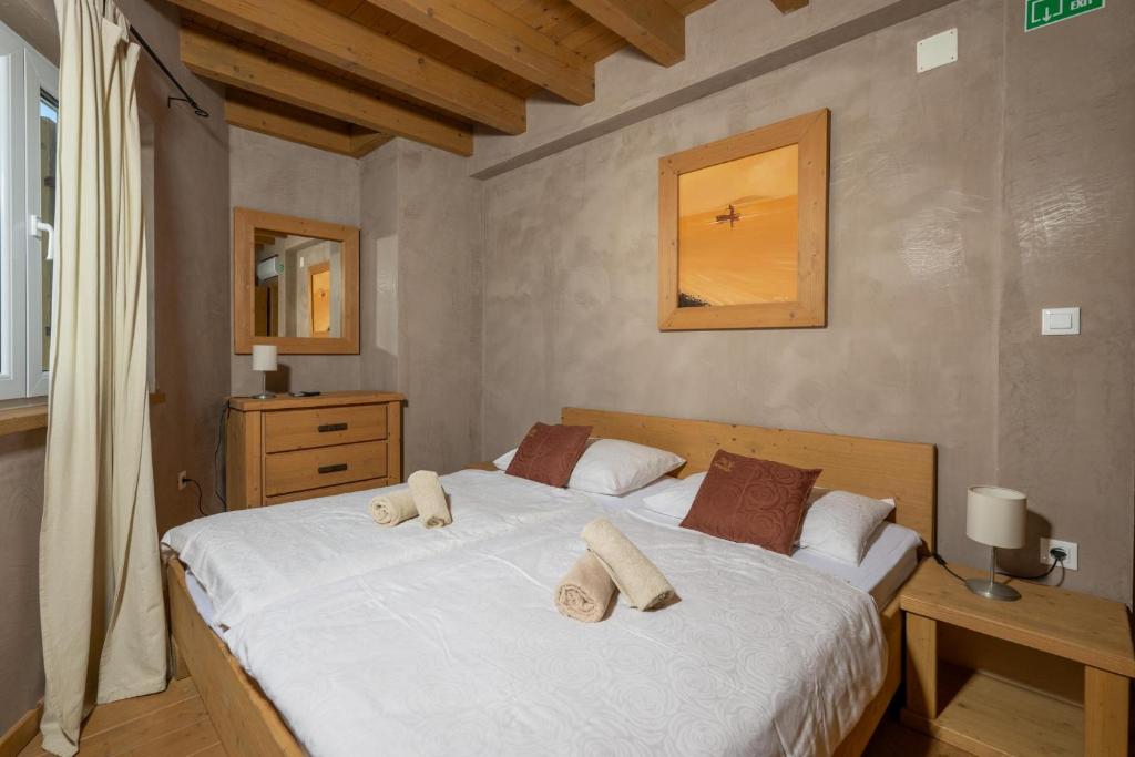 Łóżko lub łóżka w pokoju w obiekcie 6-bedroom Villa Chiara with Sea View