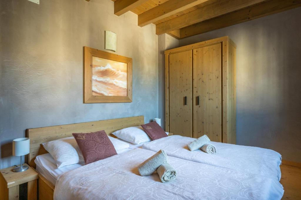 Łóżko lub łóżka w pokoju w obiekcie 6-bedroom Villa Chiara with Sea View