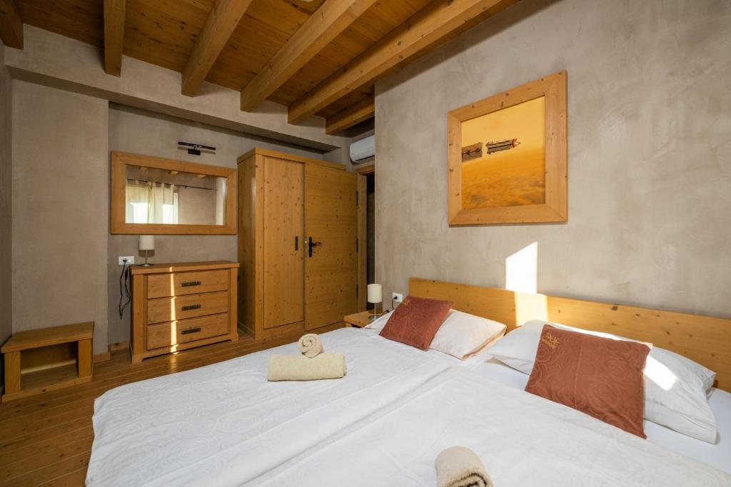 Łóżko lub łóżka w pokoju w obiekcie 6-bedroom Villa Chiara with Sea View
