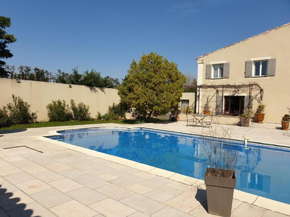une piscine devant une maison dans l'établissement La Bastide, à Châteaurenard