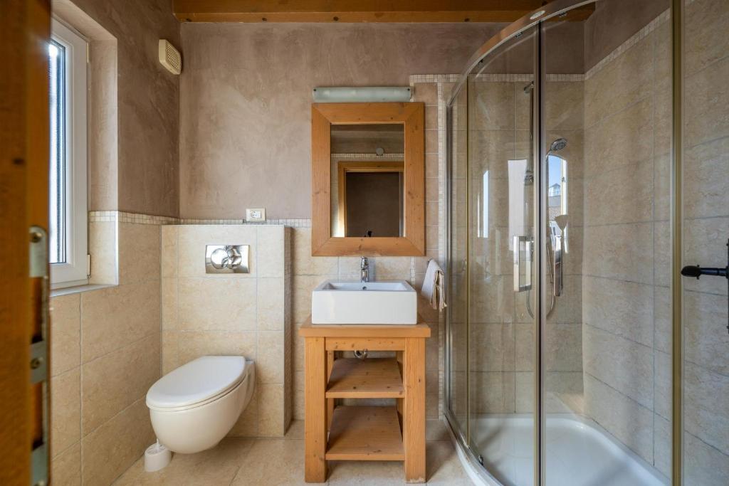 Łazienka w obiekcie 6-bedroom Villa Chiara with Sea View