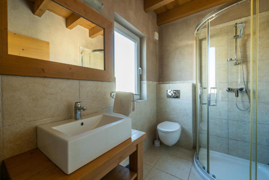 Łazienka w obiekcie 6-bedroom Villa Chiara with Sea View