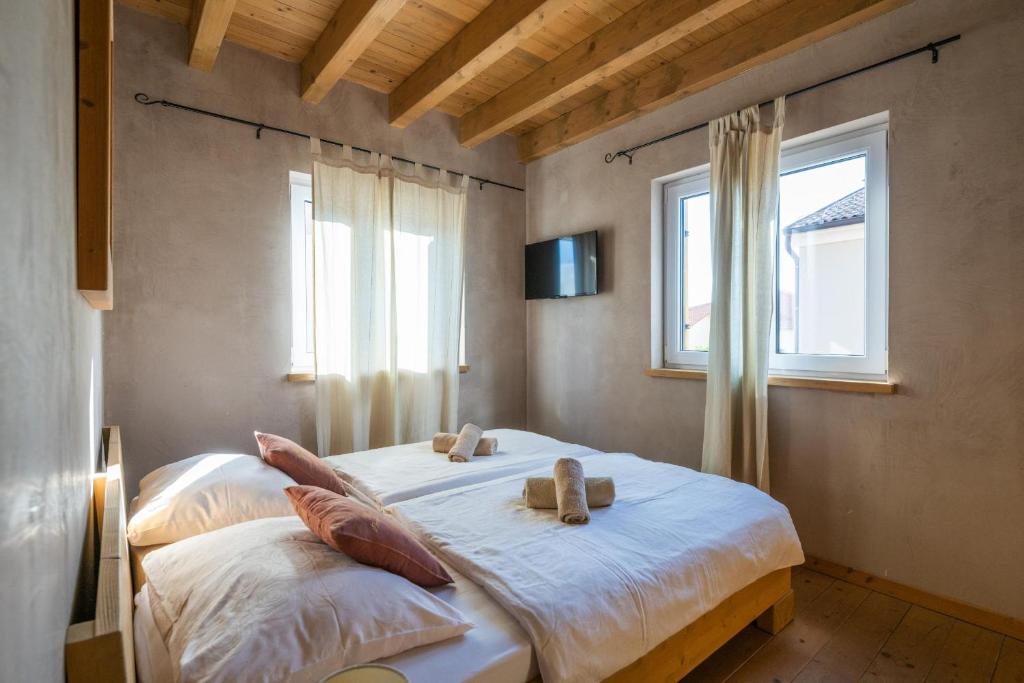 Łóżko lub łóżka w pokoju w obiekcie 6-bedroom Villa Chiara with Sea View