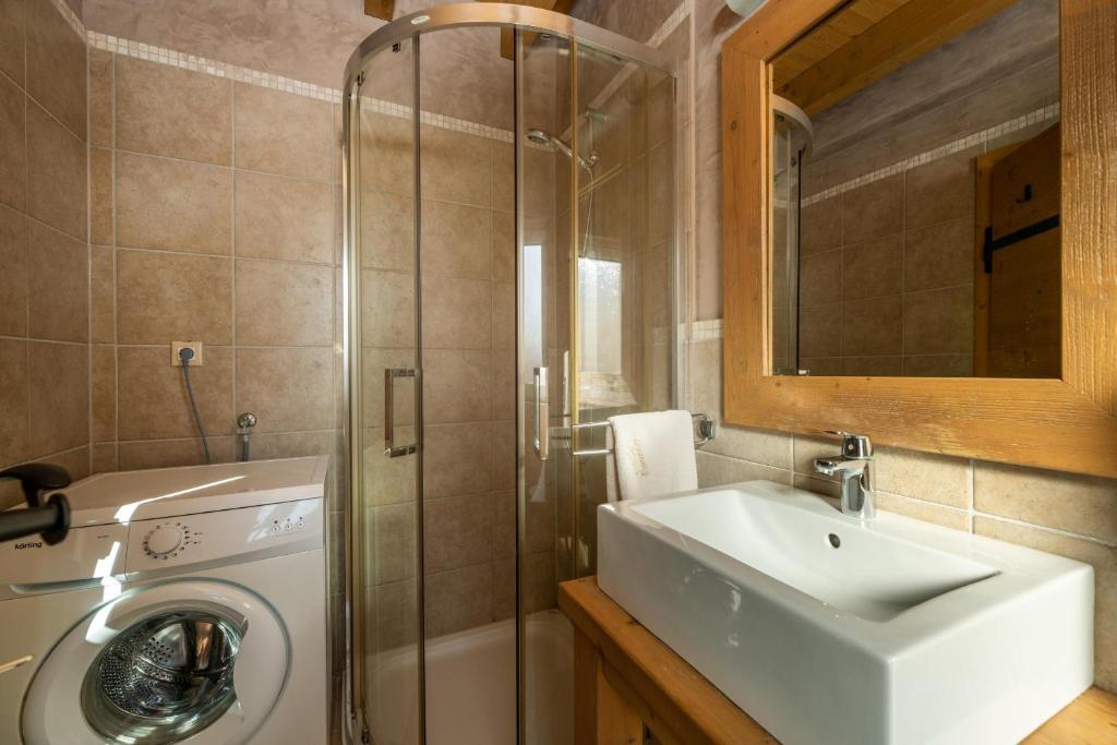 Łazienka w obiekcie 6-bedroom Villa Chiara with Sea View