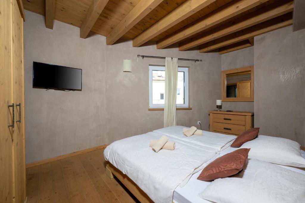 Łóżko lub łóżka w pokoju w obiekcie 6-bedroom Villa Chiara with Sea View
