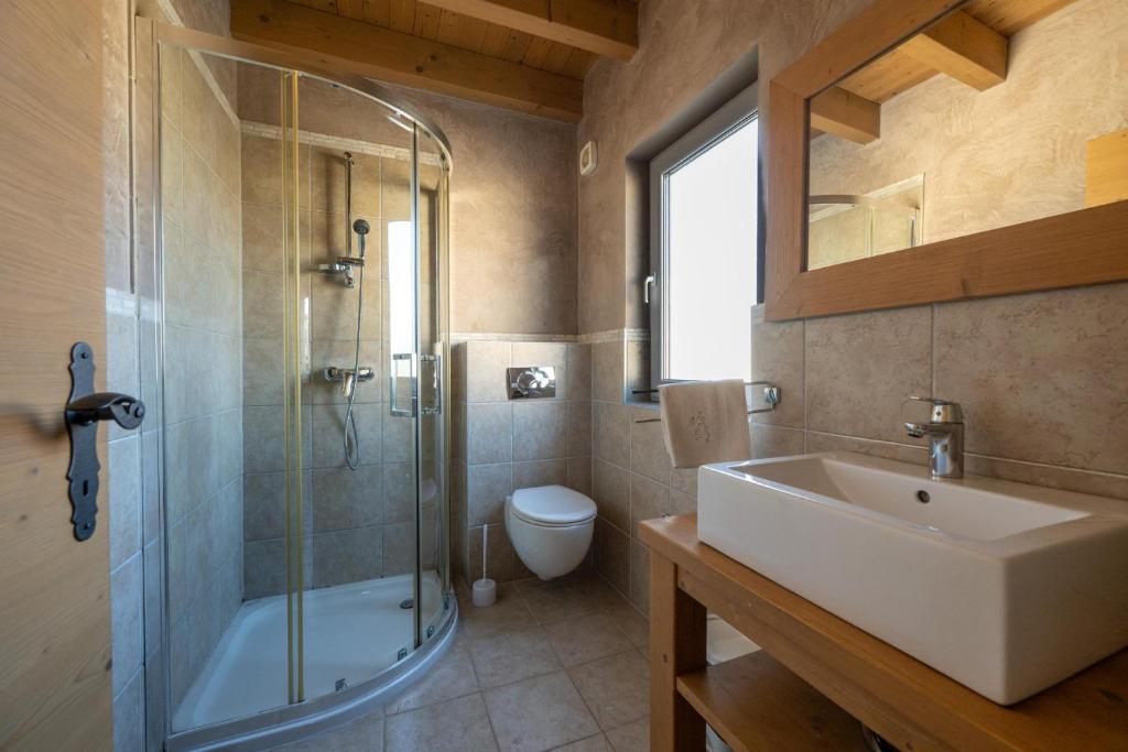Łazienka w obiekcie 6-bedroom Villa Chiara with Sea View