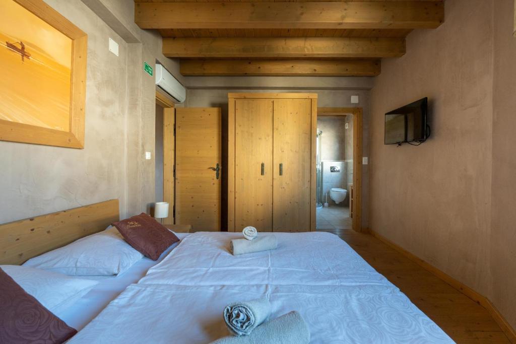 Łóżko lub łóżka w pokoju w obiekcie 6-bedroom Villa Chiara with Sea View