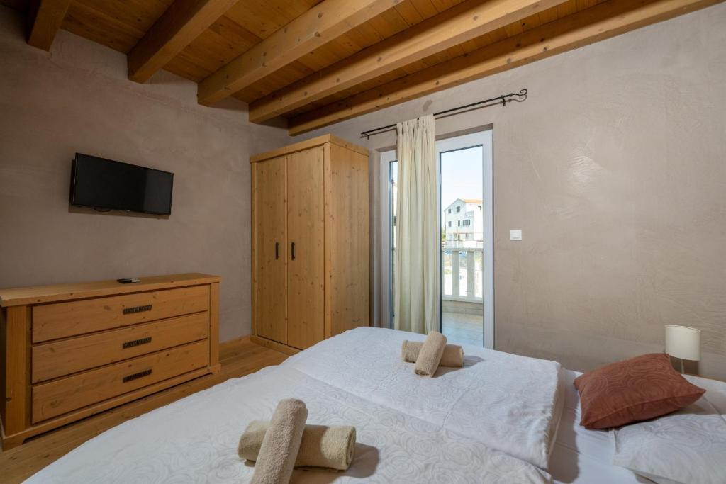 Łóżko lub łóżka w pokoju w obiekcie 6-bedroom Villa Chiara with Sea View