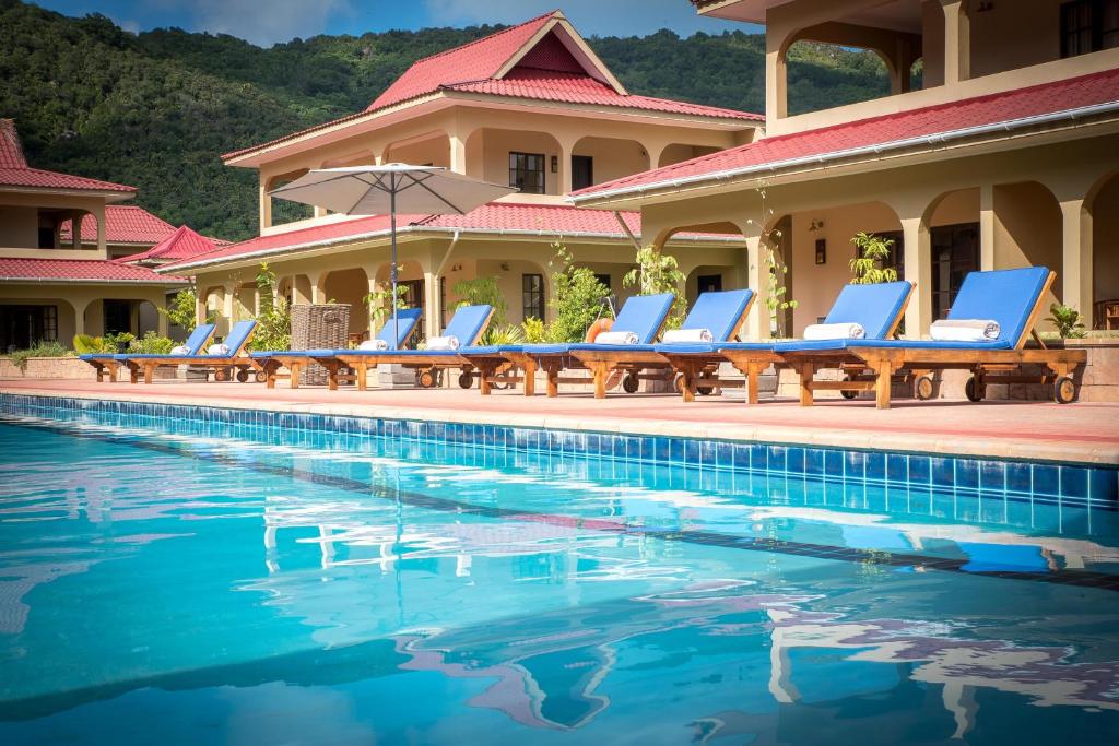 Бассейн в Oasis Hotel Restaurant & Spa или поблизости