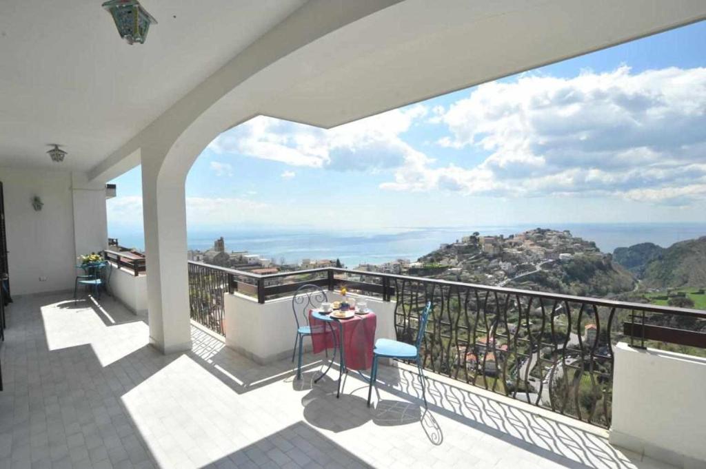 balkon ze stołem i widokiem na góry w obiekcie Colpo dAli Amazing view in Ravello w mieście Ravello
