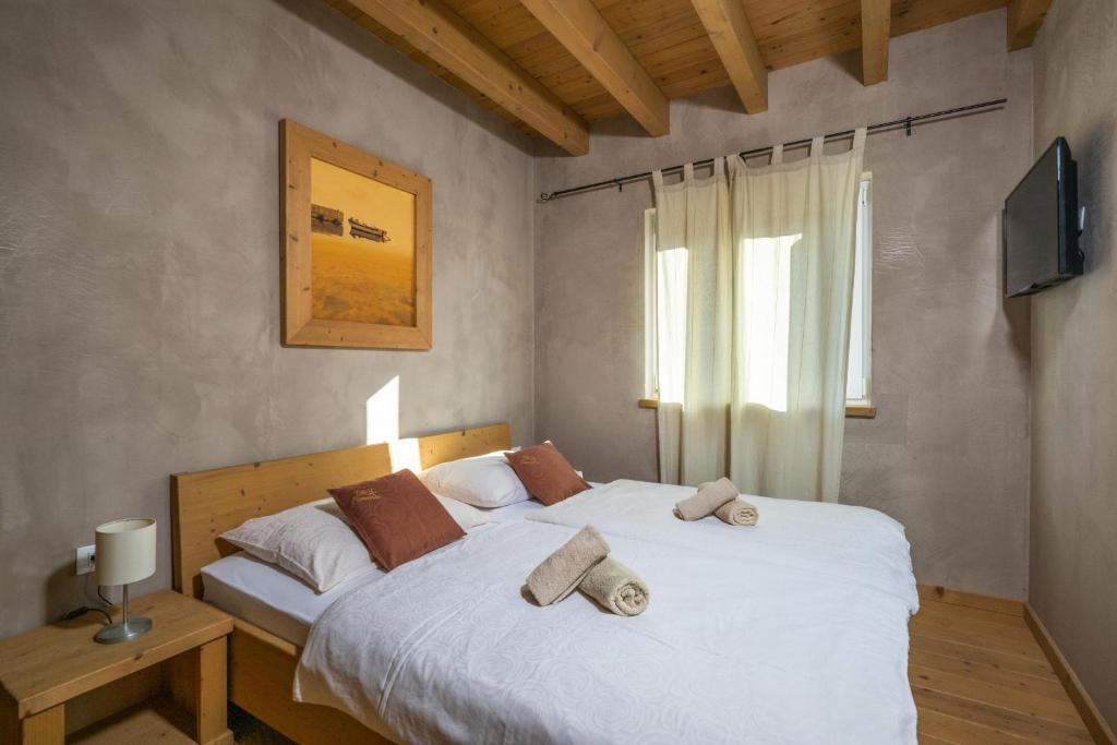 Łóżko lub łóżka w pokoju w obiekcie 6-bedroom Villa Chiara with Sea View