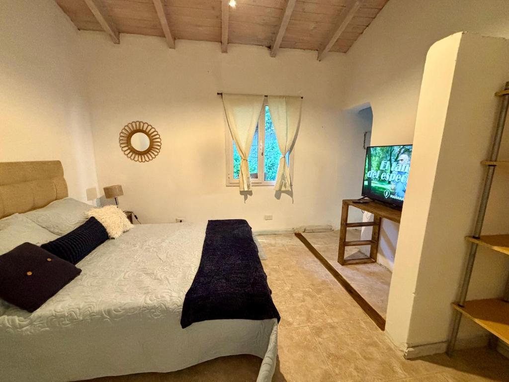 En eller flere senge i et værelse på Departamento COLIBRÍES para dos sobre el lago