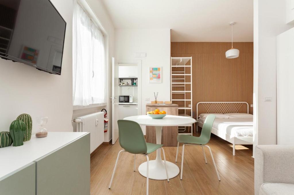 une cuisine et un salon avec une table et des chaises dans l'établissement Zanella 50, à Milan