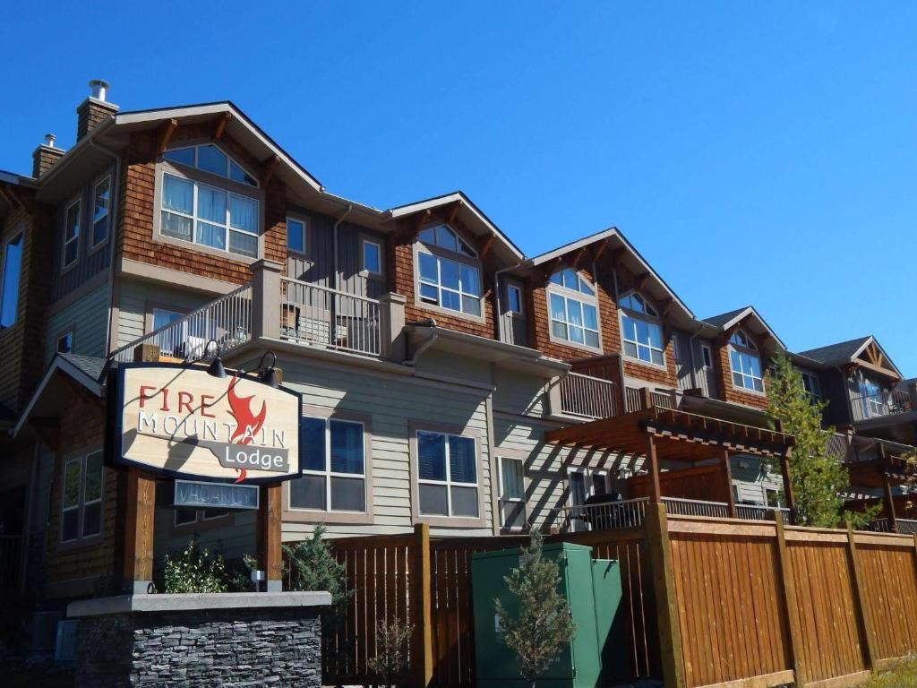 een brandadviesbureau voor een gebouw bij Fire Mountain Lodge in Canmore