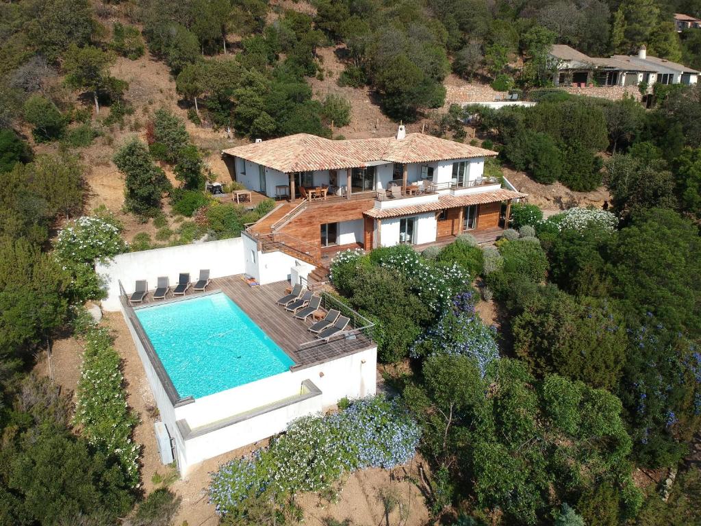 une vue aérienne d'une maison avec piscine dans l'établissement Villa La Casuccia, à Porto-Vecchio