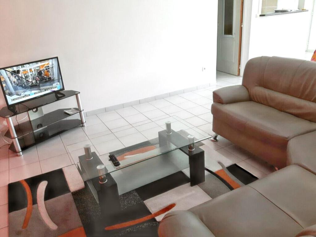 TV a/nebo společenská místnost v ubytování Appartement moderne à Ducos, idéal pour 4 personnes, 75 m²
