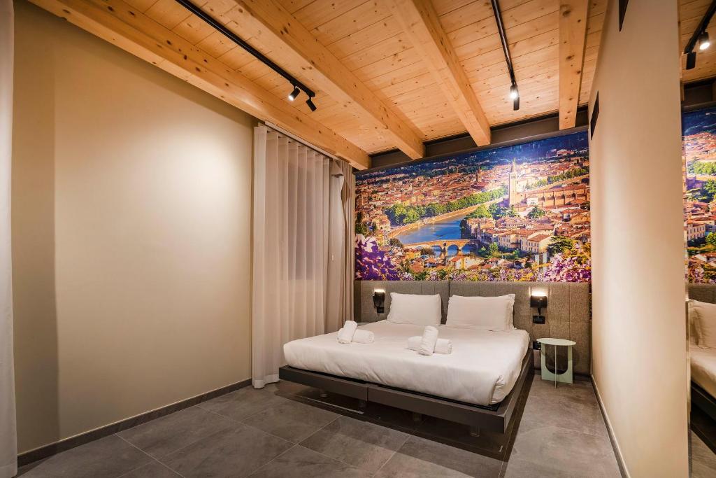 una camera da letto con un murale di una partita di baseball di Italianflat - Verona's River, FREE PARKING for car & bike, nature, relax a Verona
