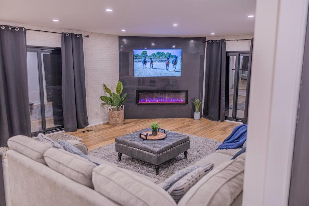 6 Bedroom Modern Escape in Horseshoe, Pool and Hot tub, Coldwater ...