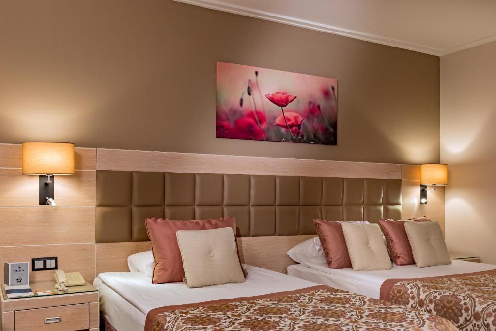 Postel nebo postele na pokoji v ubytování Miracle Resort Hotel