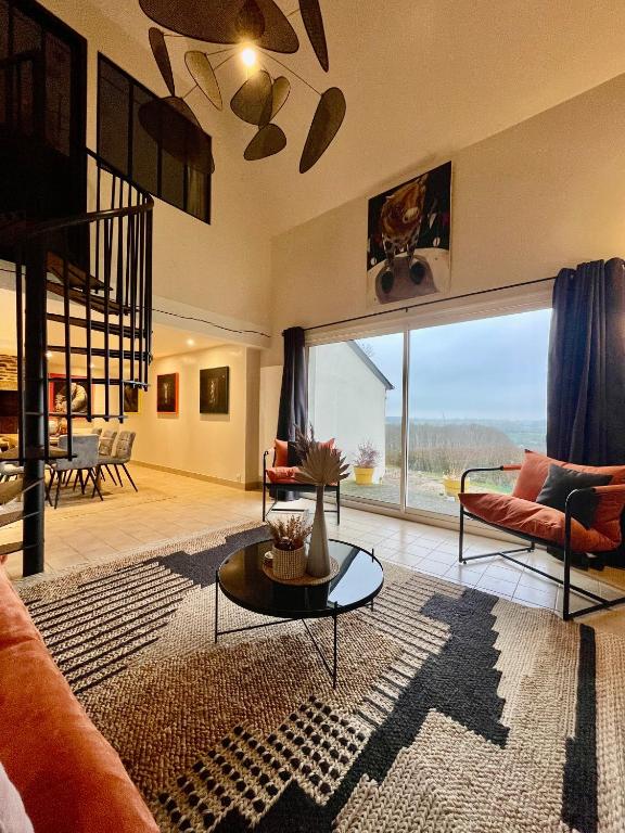 un salon avec un canapé et une table dans l'établissement La Lisiere Du Bois, à Saint-Senier-de-Beuvron