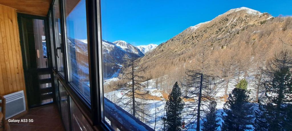 d'une fenêtre avec vue sur la montagne. dans l'établissement Studio Isola 2000, à Isola