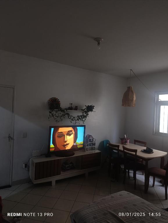 Μια τηλεόραση ή/και κέντρο ψυχαγωγίας στο Apartamento Itapuã