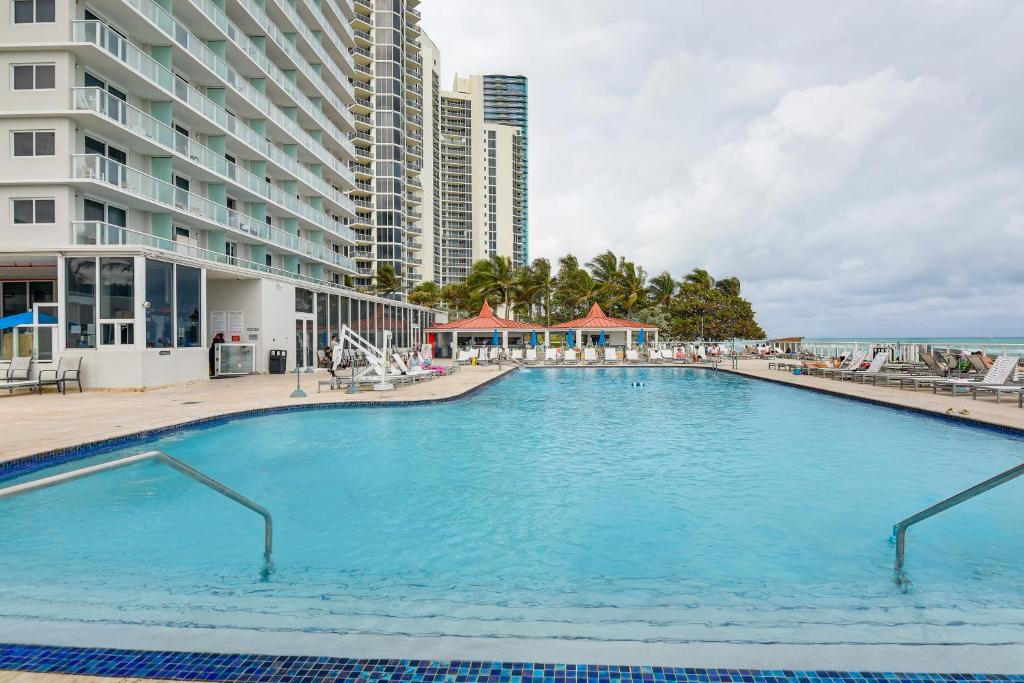 Bazén v ubytování Oceanfront Studio with Pool at Sunny Isles Beach! nebo v jeho okolí