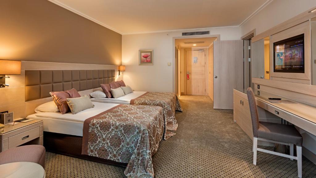 Postel nebo postele na pokoji v ubytování Miracle Resort Hotel