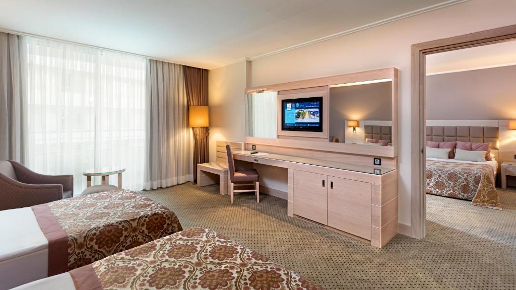 Postel nebo postele na pokoji v ubytování Miracle Resort Hotel