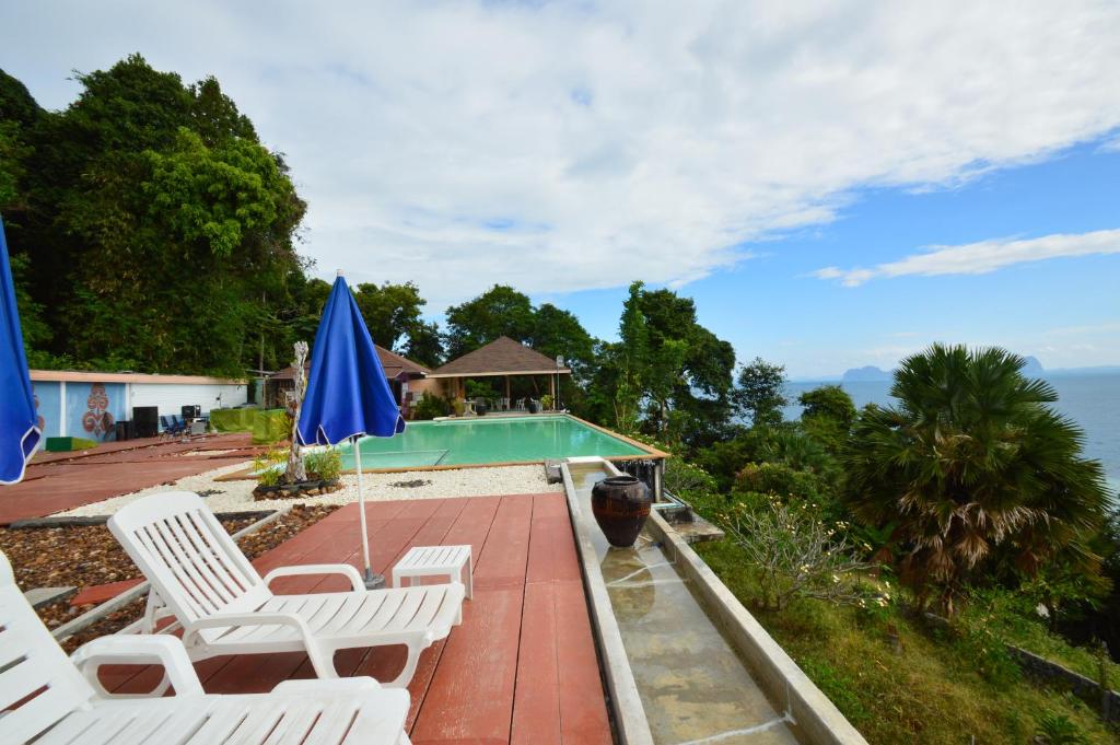 Bazén v ubytování Koh Ngai Cliff Beach Resort nebo v jeho okolí