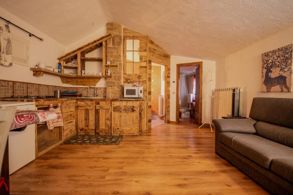 セリーナにあるParadise La Tanaのソファとキッチンのあるリビングルーム