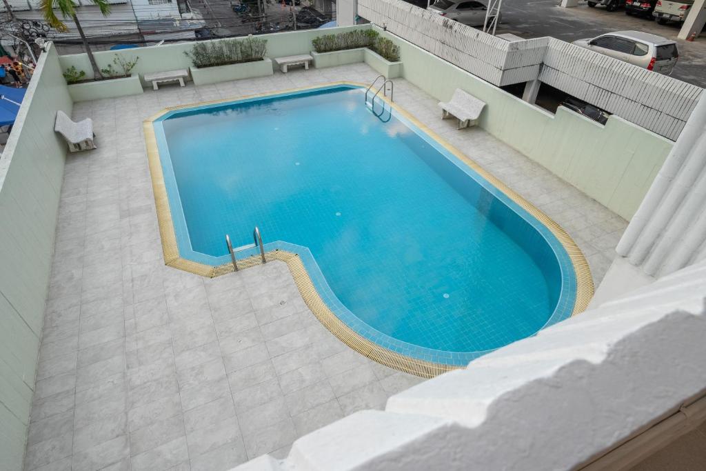 Bazén v ubytování Silom Condominium nebo v jeho okolí