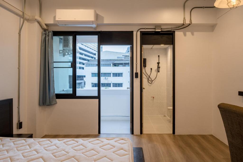 Postel nebo postele na pokoji v ubytování Silom Condominium