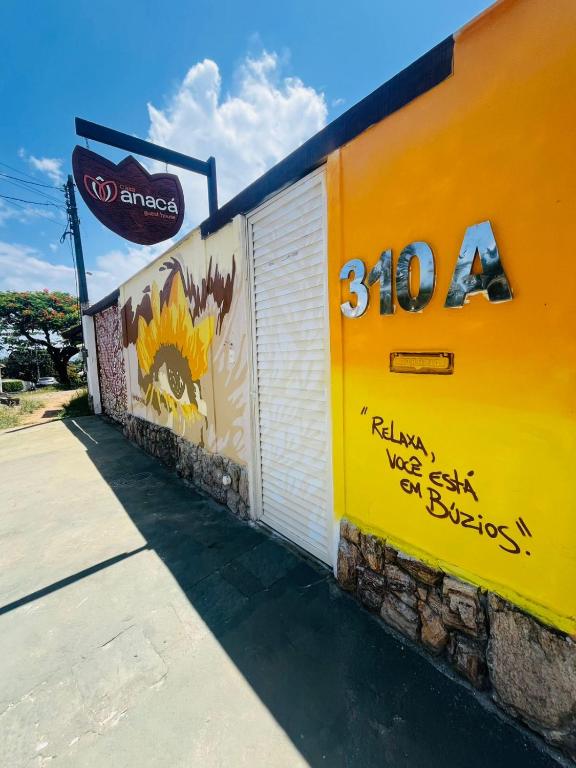 eine Wand mit Graffiti neben einem Bürgersteig in der Unterkunft Pousada Casa Manacá - Búzios in Búzios