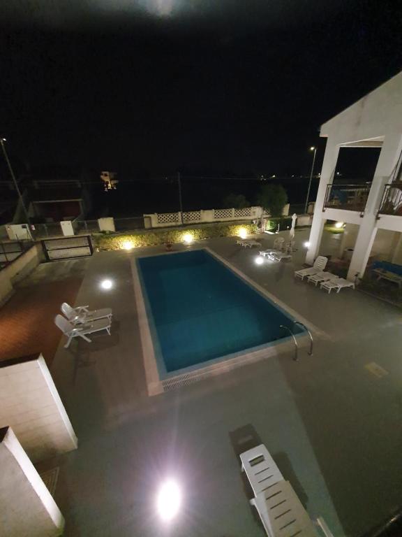 ein leerer Swimmingpool in der Nacht mit Lichtern in der Unterkunft Lina apartments A1 in Ginosa Marina