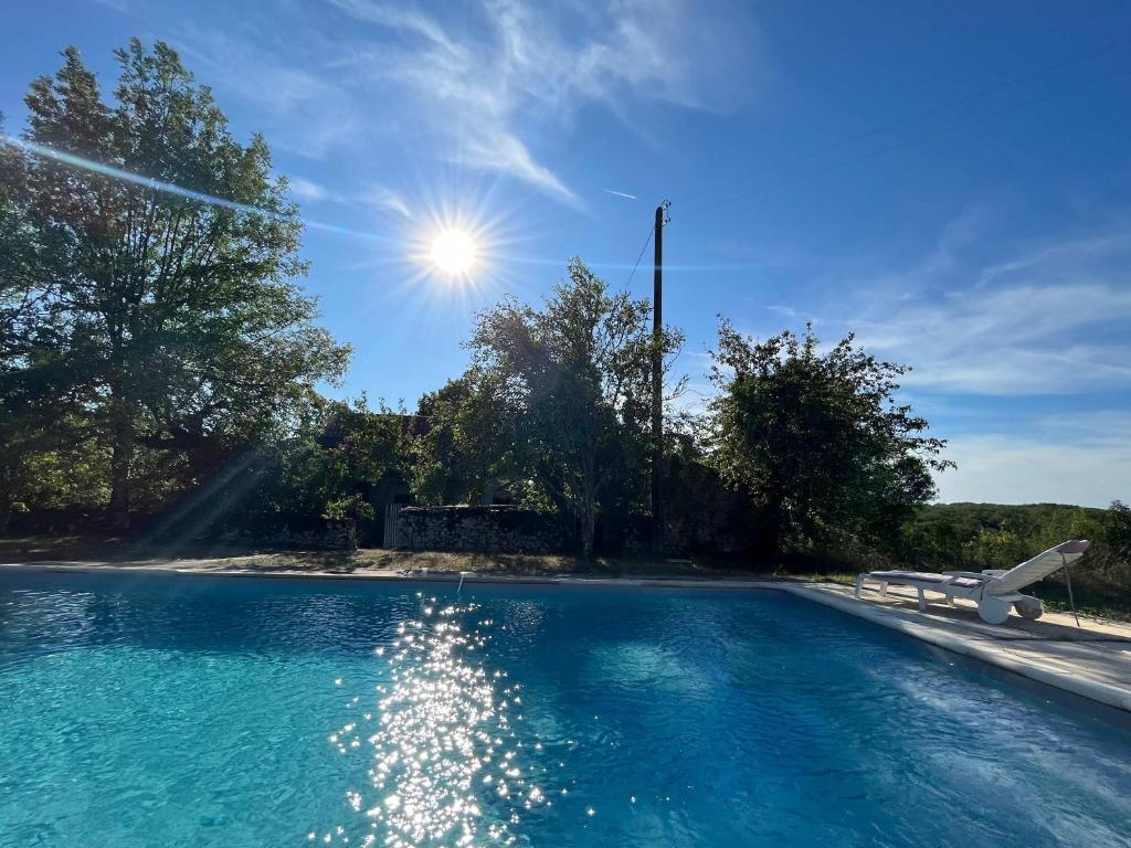 - une piscine au soleil dans l'établissement Charming Villa - Pool large Estate Piano 13p, à Esclauzels