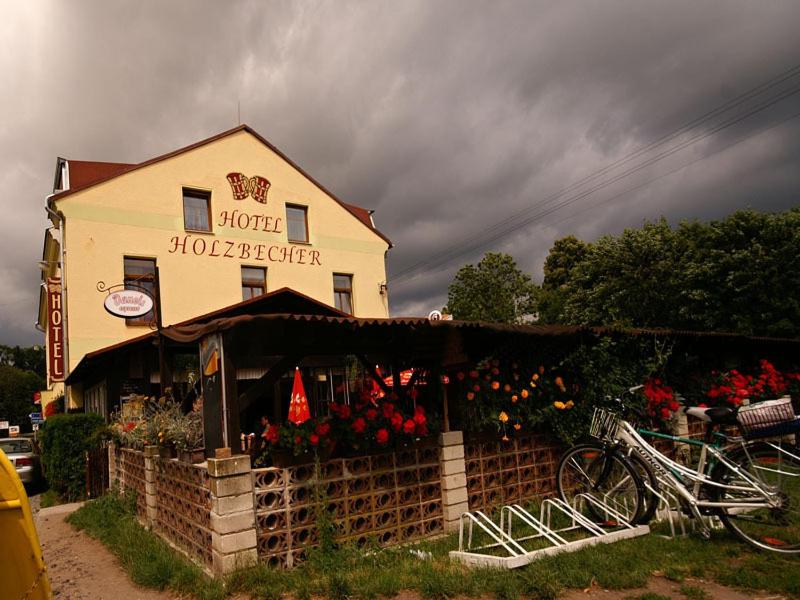 un edificio con un mercado de flores delante de él en Hotel Holzbecher Ratibořice, en Česká Skalice