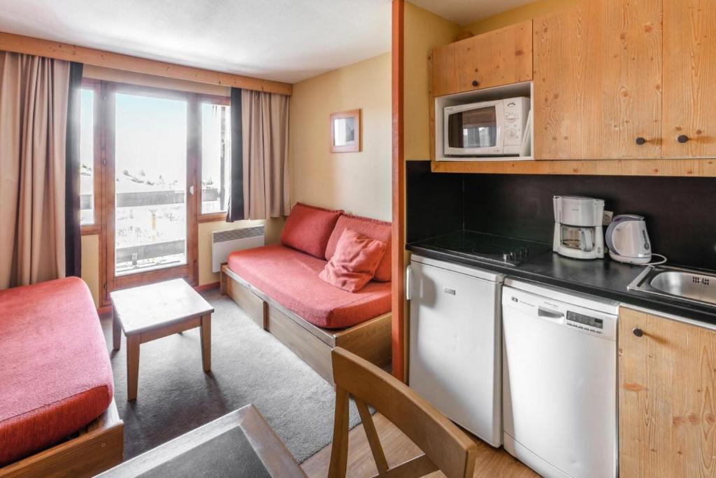 Cette petite chambre comprend une cuisine et un salon. dans l'établissement Résidence L'Ours Blanc - maeva Home - Studio 4 Personnes Sélection MAE-8862, à Huez