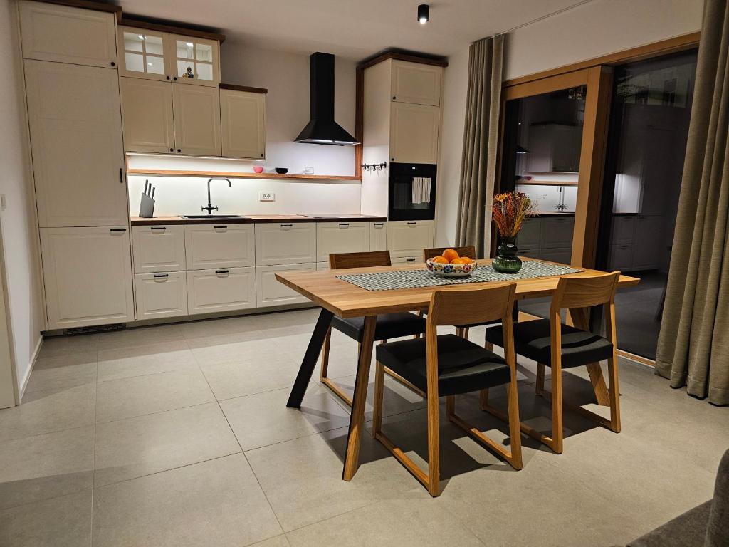 Kuchyň nebo kuchyňský kout v ubytování Apartmaji štAla