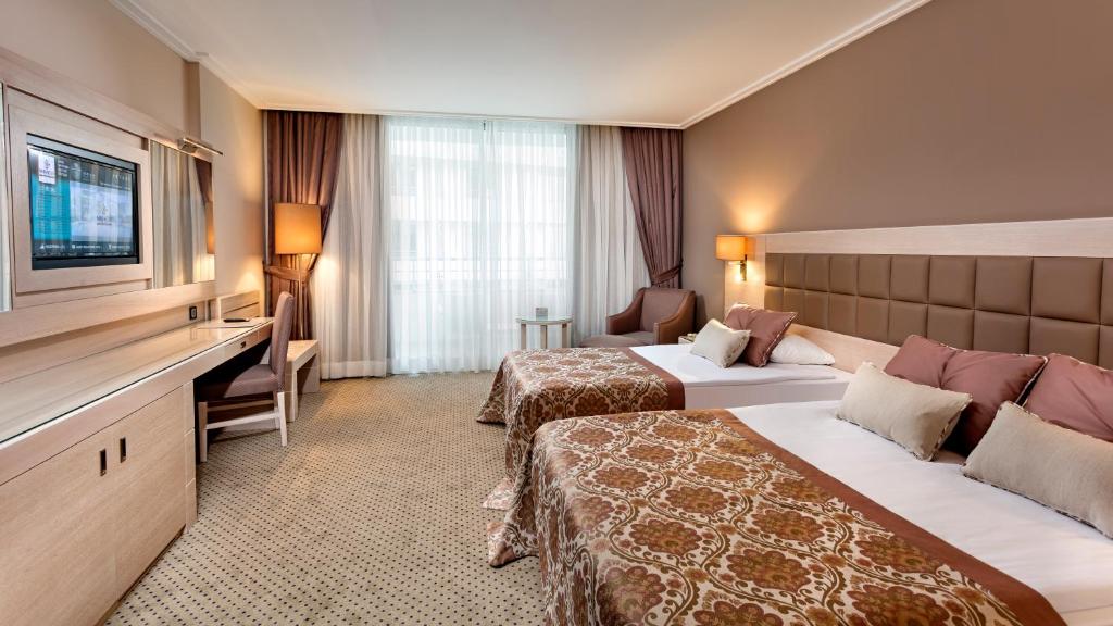 Postel nebo postele na pokoji v ubytování Miracle Resort Hotel