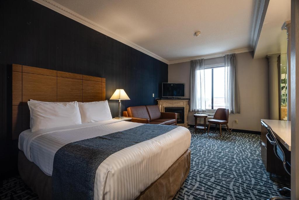 Postel nebo postele na pokoji v ubytování Monte Carlo Inn Toronto West Suites