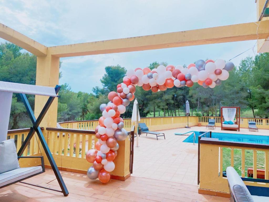 Bazén v ubytovaní Villa Golf Sitges alebo v jeho blízkosti
